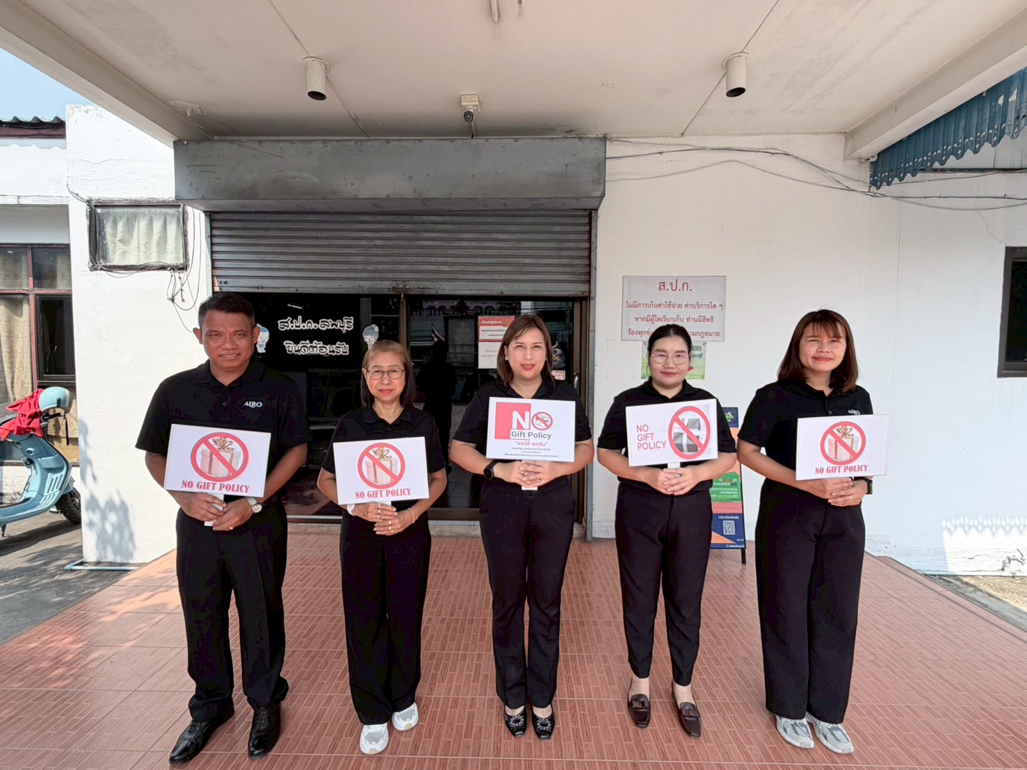 title - สำนักงานการปฏิรูปที่ดินจังหวัดลพบุรี ประกาศเจตนารมณ์เป็นองค์กรคุณธรรม ประจำปีงบประมาณ พ.ศ. 2569 และแสดงออกเชิงสัญลักษณ์ในการต่อต้านการทุจริต สำนักงานการปฏิรูปที่ดินจังหวัดลพบุรี (ส.ป.ก.) นำโดย นางสาววรัญญา นิ่มกุล ปฏิรูปที่ดินจังหวัดลพบุรี พร้อมข้าราชการและเจ้าหน้าที่ ร่วมกันประกาศเจตนารมณ์เป็นองค์กรคุณธรรม ประจำปีงบประมาณ พ.ศ. 2569 และแสดงออกเชิงสัญลักษณ์ ในการต่อต้านการทุจริต และนโยบาย No Gift Policy ไม่รับของขวัญและของกำนัลทุกชนิดจากการปฏิบัติหน้าที่ และประพฤติปฏิบัติตนในสัมมาอาชีพ ดำรงตนเป็นแบบอย่างที่ดี กล้ายืนหยัดในสิ่งที่ถูกต้อง โดยยึดประโยชน์ส่วนรวมเป็นหลัก พร้อมปฏิบัติหน้าที่อย่างเป็นธรรม ด้วยความซื่อสัตย์ สุจริต โปร่งใส ยึดมั่นคุณธรรม จริยธรรม เป็นสำคัญ ในวันที่ 8 เมษายน 2569 ณ สำนักงานการปฏิรูปที่ดินจังหวัดลพบุรี